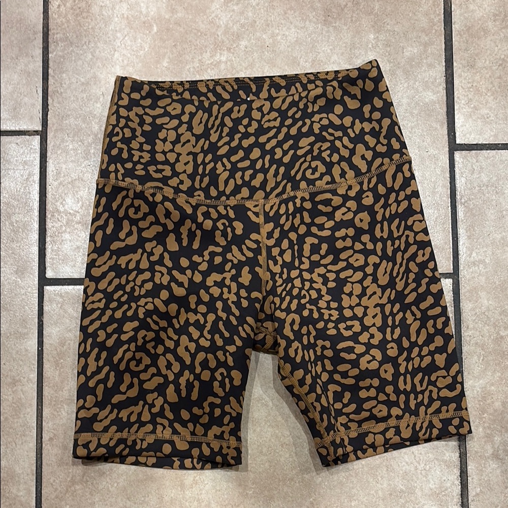Tan + Lines Sport Sivan Ayla Leopard Print Doheny Biker Short